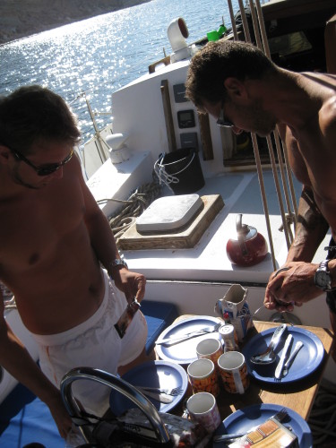 Frühstück auf der Segelyacht Reliant Bordleben