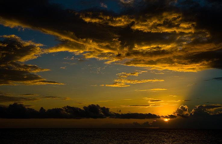 Sonnenuntergang auf den Seychellen mit HELMSail