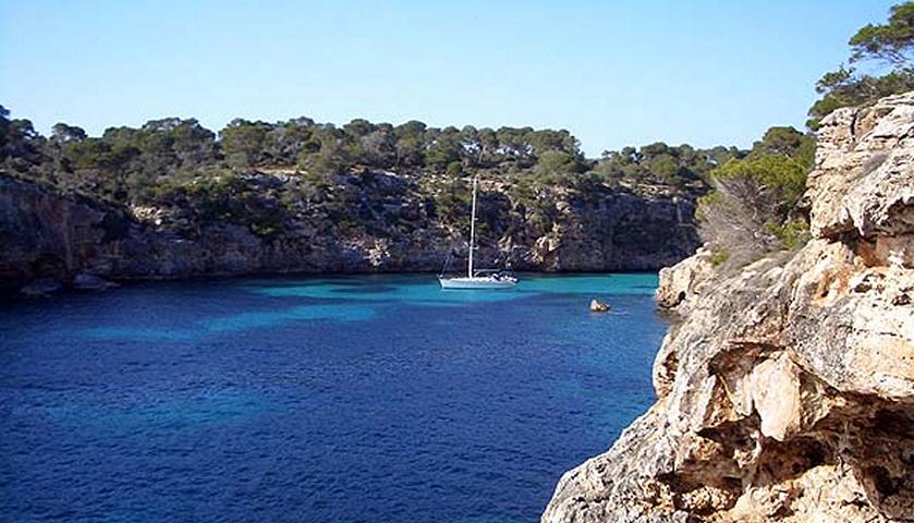 Ankern in der Cala Pi auf Mallorca mit HELMSail