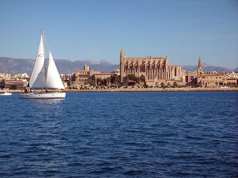 Yacht vor Kathedrale La Seu in der Bucht von Palma de Mallorca