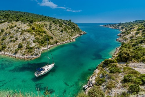 Segelyacht ankert im blauen Wasser