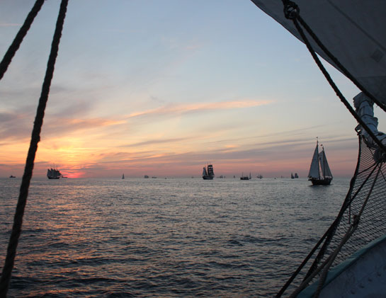 In den Sonnenuntergang segeln